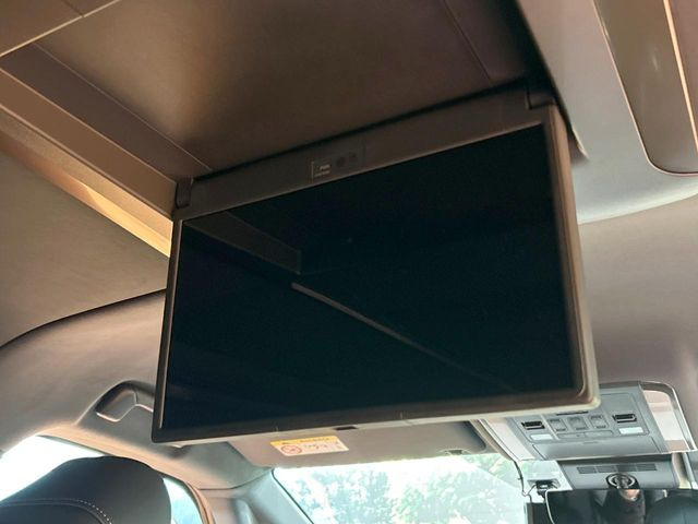 【14型有機ELフリップダウン】三列目からでも迫力のエンタメが観れる大画面フリップダウン。有機ELのモニターでは、一般的なフリップダウンよりも高コントラストでキレイな映像を楽しめます。