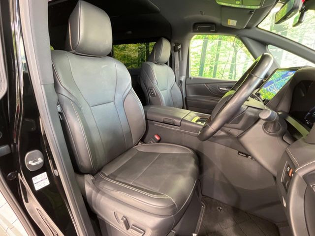 運転席まわりには十分なスペースがあり、大柄な方でもゆったり運転していただける環境です。