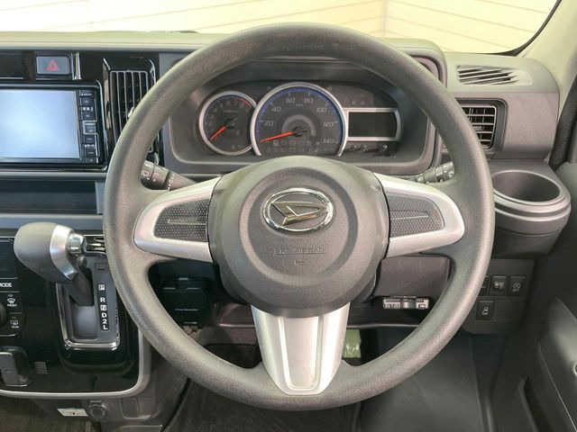 �C���e���A�ɍ��킹���f�U�C���̃X�e�A�����O�́A�^�]�������̂��Ƃ��l���A�^�]���₷���`��A�傫���ł��B�����x�A���ۂɐG���Ă��m���߂��������B