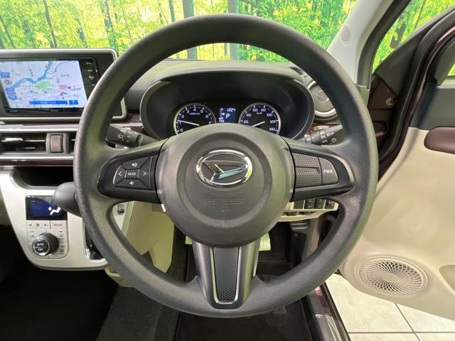 �C���e���A�ɍ��킹���f�U�C���̃X�e�A�����O�́A�^�]�������̂��Ƃ��l���A�^�]���₷���`��A�傫���ł��B�����x�A���ۂɐG���Ă��m���߂��������B