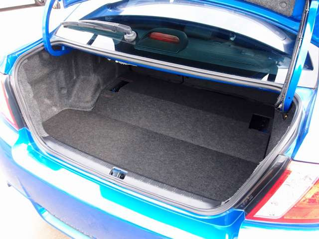 弊社はドアのヒンジ部分/各種内張り/フロアマットなど、細かな所も綺麗にクリーニング致します。新車おろしたてのような輝きある車両をお客様にご納車させて頂きます。ご遠方のお客様もご安心してご検討下さいませ