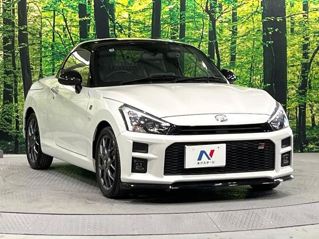 高透明度のガラス皮膜で撥水はもちろん、上質なツヤ・光沢を実現。紫外線や酸性雨から大切な愛車を保護し、色あせ・劣化を防止。「弾スプラッシュコート」、「弾プリミッサコート」からお選びいただけます。