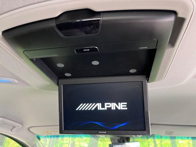 【10.1インチ フリップダウンモニター】大画面モニターで後席でもエンタメをお楽しみいただけます。小さなお子様にも大人気の装備です♪