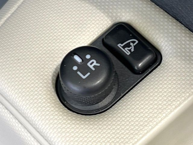 �y�d���i�[�~���[�z�T�C�h�~���[�͓d���i�[���ƂȂ��Ă���A�������ԏ�ł��L�Y�������X�N��}�����܂��B