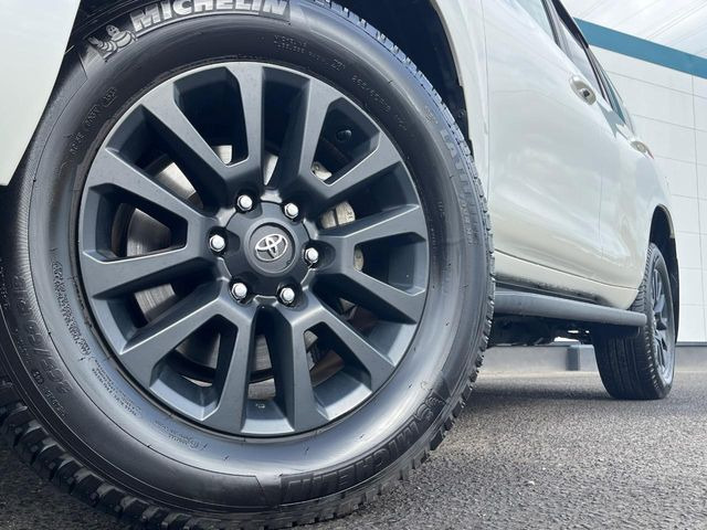 �y�O���[�h��p����18�C���`�A���~�z�C�[���z�f�U�C�����̍��������A���~�z�C�[���𑕒����Ă���܂��B�e��ЊO�A���~�z�C�[����A�X�^�b�h���X�^�C�����戵�����Ă���܂��B���񂲑��k����������