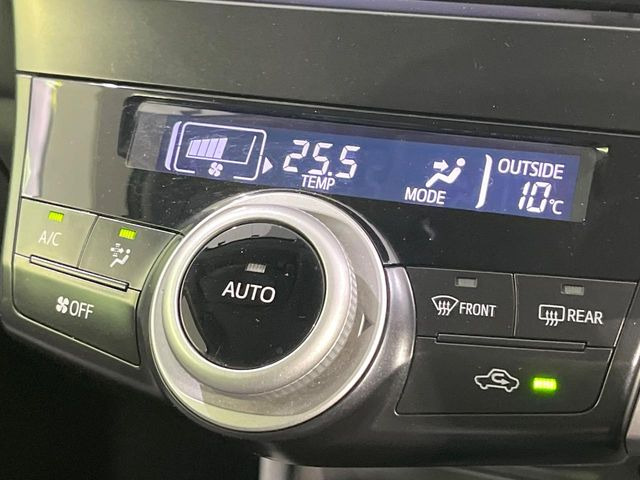 【オートエアコン】一度お好みの温度に設定すれば、車内の温度を検知し風量や温度を自動で調整。暑い&hellip;寒い&hellip;と何度もスイッチ操作をする必要はありません。快適な車内空間には必須の機能ですね♪