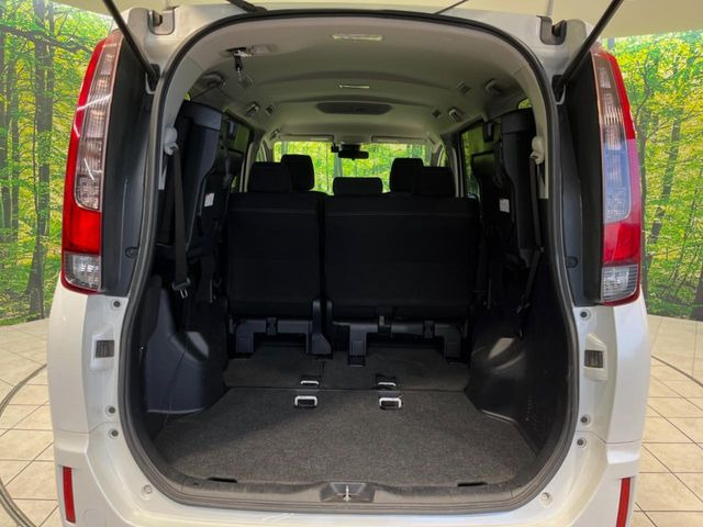 積み下ろしのしやすいデッキにはたっぷりと荷物を積み込んでいただけます。遊びから仕事まで、様々なシーンで頼れます♪