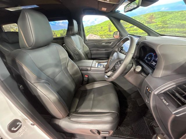 運転席まわりには十分なスペースがあり、大柄な方でもゆったり運転していただける環境です。