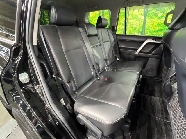 後部座席も気になるようなキズ・汚れやへたり等、大きなダメージはなく、良好な状態です。