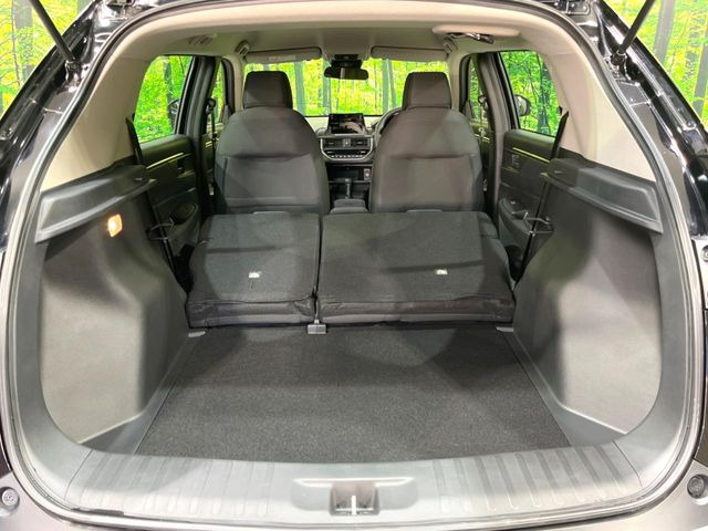 ���i�̂���������ʋ΁A���}���ɏ\���ȉ׎��X�y�[�X���m�ۂ��Ă���܂��B�Z�J���h�V�[�g��|���ƁA�傫�ȉו��̐ύڂ��\�ł���