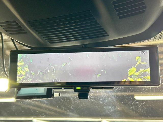 【インテリジェントルームミラー】後席の大きな荷物や同乗者で後方が確認しづらい時でも安心!カメラが撮影した車両後方の映像をルームミラー内に表示。クリアな視界で状況の確認が可能です!