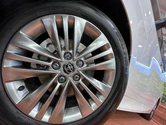 【純正18インチアルミホイール】外観にマッチした純正アルミホイールを装着しております。各種社外アルミホイールや、スタッドレスタイヤも取扱いしております。是非ご相談ください♪