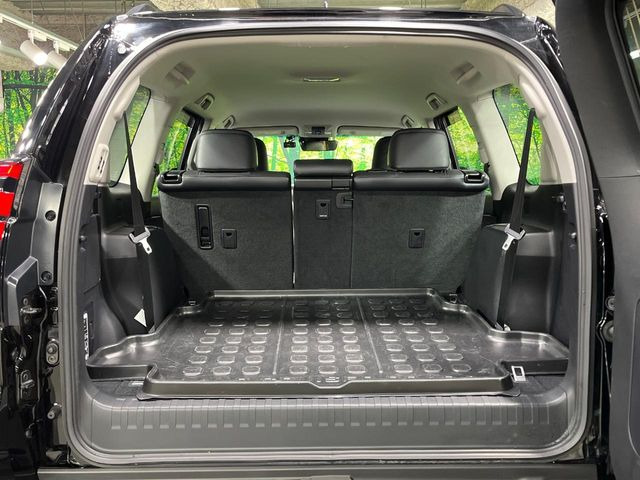 後席を格納すると、これだけの広さが!シーンに合わせたシートアレンジで、大きな荷物も積むことが出来ます♪