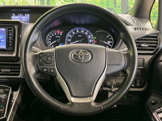 インテリアに合わせたデザインのステアリングは、運転される方のことも考え、運転しやすい形状、大きさです。是非一度、実際に触ってお確かめください。