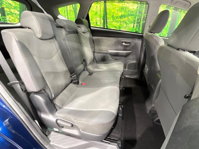 後部座席も気になるようなキズ・汚れやへたり等、大きなダメージはなく、良好な状態です。