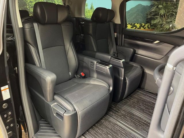 後部座席も気になるようなキズ・汚れやへたり等、大きなダメージはなく、良好な状態です。