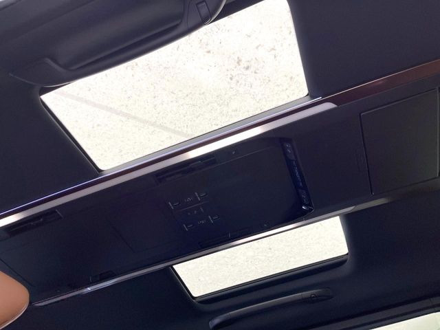 【パノラマルーフ】大型のガラスルーフ搭載で車内の解放感が一気にアップ!開放的なドライブをお楽しみいただけます。