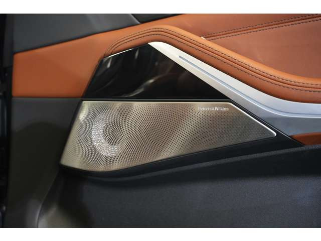 Bowers & Wilkins �_�C�������h�T���E���h�T�E���h�V�X�e�����I�v�V������������邱�Ƃɂ��A����ɗD��Ȏ��Ԃ����߂������������܂��B