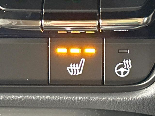 【シートヒーター】寒い日に重宝するシートヒーター!エアコンより早く温まってくれるので寒がりの人も安心ですね♪エアコンの温風は乾燥するから苦手、という方にもをおすすめです。