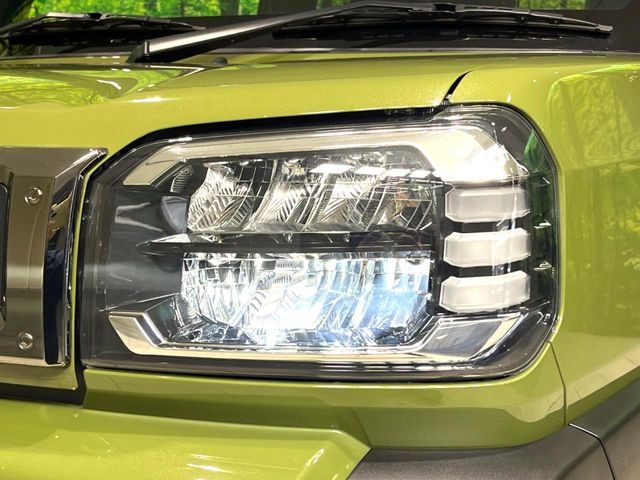 【LEDヘッドライト】悪天候や夜間走行時も良好な視界を確保し安心して運転できる高輝度LEDヘッドライトを装備!点灯速度が早く、消費電力も抑えられています。