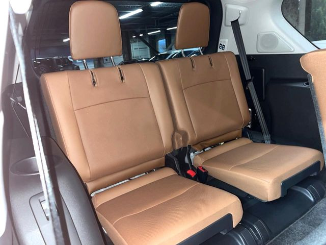 3列目シートはもちろん状態良好☆大人でもゆったりと座って頂けますので、大人数でのお出かけもラクラクです♪ご家族で、気の知れた仲間で、ドライブに行くのが楽しみですね♪