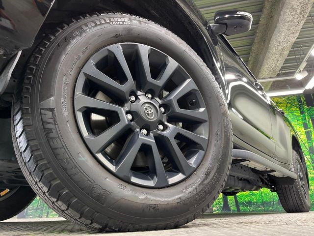 【グレード専用純正○○インチアルミホイール】デザイン性の高い純正アルミホイールを装着しております。各種社外アルミホイールや、スタッドレスタイヤも取扱いしております。是非ご相談ください♪