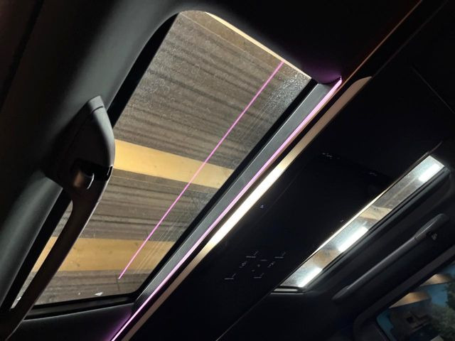 【ガラスルーフ】ガラスルーフ搭載で車内の解放感が一気にアップ!開放的なドライブをお楽しみいただけます。