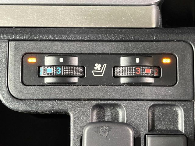 【シートベンチレーション】夏場は涼しい風でお尻や背中の熱やムレを防ぎ、冬はエアコンよりも早く温まってポカポカに!季節を問わず快適に過ごせます。