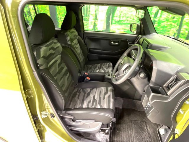 運転席まわりには十分なスペースがあり、大柄な方でもゆったり運転していただける環境です。
