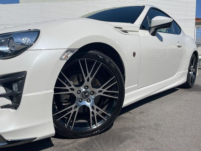 �y�����I�v�V����18�C���`���f���X�^�A���~�z�C�[���z�����I�v�V�����z�C�[���𑕒��B���s���\�̌���ɉ����A�O�ς����X�^�C���b�V���ɂȂ��Ă��܂��B