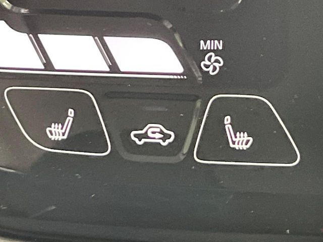 【シートヒーター】寒い日に重宝するシートヒーター!エアコンより早く温まってくれるので寒がりの人も安心ですね♪エアコンの温風は乾燥するから苦手、という方にもをおすすめです。