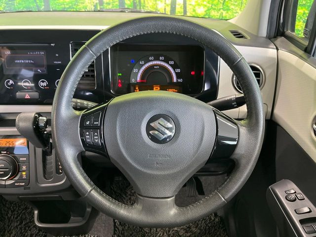 �C���e���A�ɍ��킹���f�U�C���̃X�e�A�����O�́A�^�]�������̂��Ƃ��l���A�^�]���₷���`��A�傫���ł��B�����x�A���ۂɐG���Ă��m���߂��������B