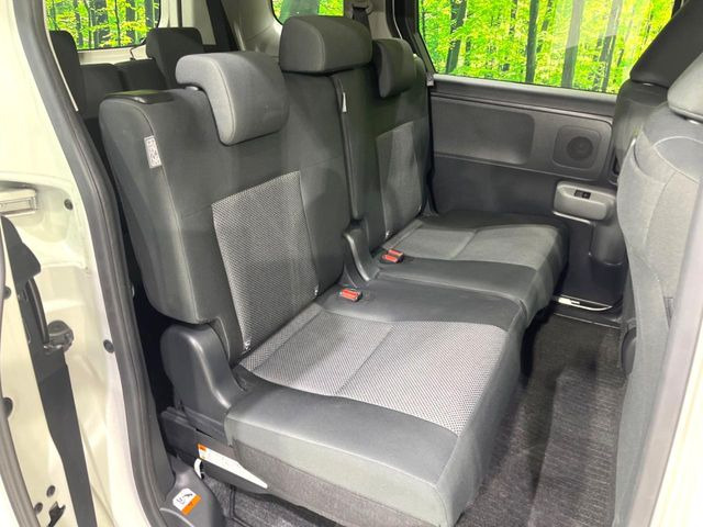 後部座席も気になるようなキズ・汚れやへたり等、大きなダメージはなく、良好な状態です。