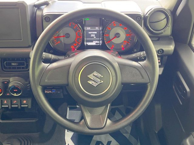 インテリアに合わせたデザインのステアリングは、運転される方のことも考え、運転しやすい形状、大きさです。是非一度、実際に触ってお確かめください。