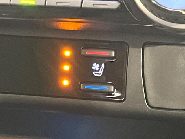 【シートベンチレーション】夏場は涼しい風でお尻や背中の熱やムレを防ぎ、冬はエアコンよりも早く温まってポカポカに!季節を問わず快適に過ごせます。