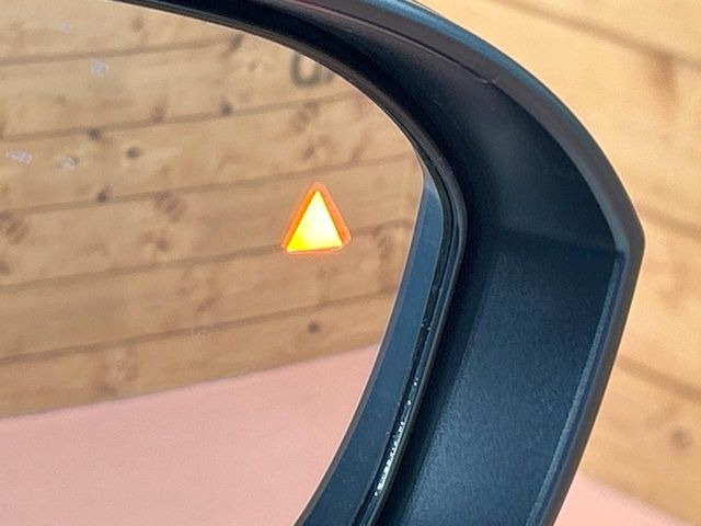 【後方車輛検知】走行中、ドアミラーの死角になりやすい箇所に後続車が接近するとサイドミラー付近に警告を表示、ドライバーに注意喚起をしてくれます。