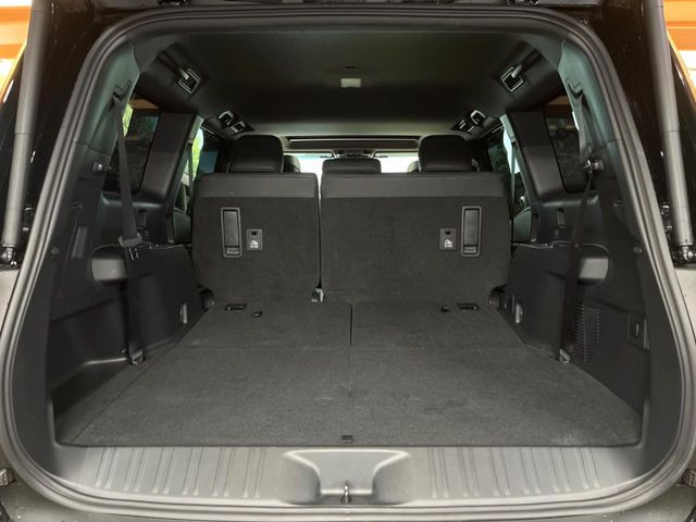 ���i�̂���������ʋ΁A���}���ɏ\���ȉ׎��X�y�[�X���m�ۂ��Ă���܂��B�Z�J���h�V�[�g��|���ƁA�傫�ȉו��̐ύڂ��\�ł���