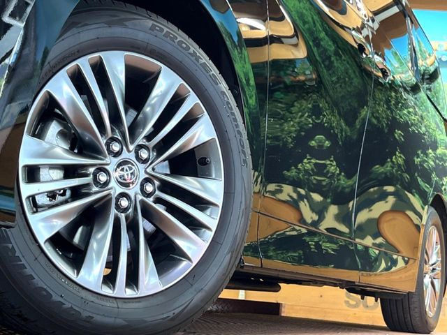 【純正18インチアルミホイール】外観にマッチした純正アルミホイールを装着しております。各種社外アルミホイールや、スタッドレスタイヤも取扱いしております。是非ご相談ください♪