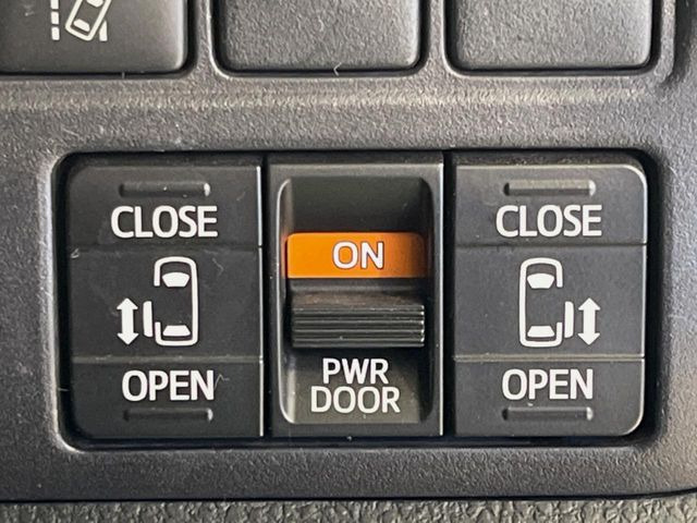 【両側パワースライドドア】スマートキーや運転席のスイッチで後席両側スライドドアの開閉が可能♪電動だから力を入れてドアを開ける必要が無く、小さなお子様でも簡単に開け閉めでき快適です♪