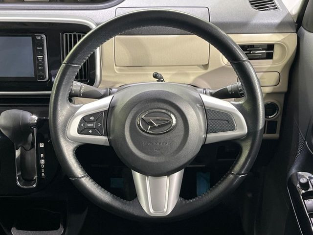 �C���e���A�ɍ��킹���f�U�C���̃X�e�A�����O�́A�^�]�������̂��Ƃ��l���A�^�]���₷���`��A�傫���ł��B�����x�A���ۂɐG���Ă��m���߂��������B