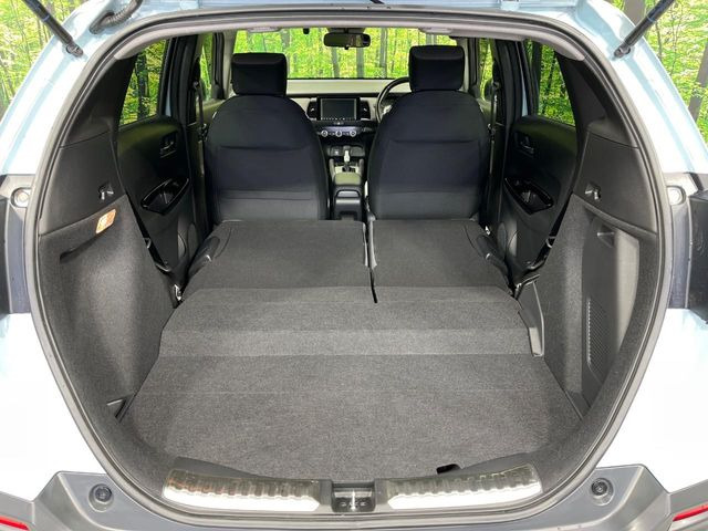 積み下ろしのしやすいデッキにはたっぷりと荷物を積み込んでいただけます。遊びから仕事まで、様々なシーンで頼れます♪