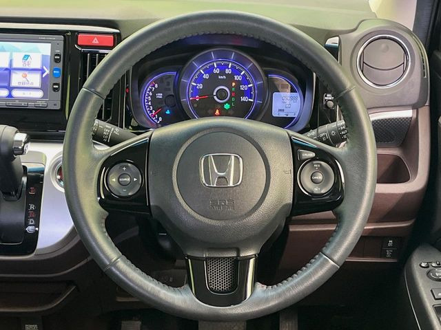 �y�����v�����X�e�A�����O�z�㎿�Ȋv���g�p���邱�ƂŁA��ɂ����������݂ƂĂ��^�]���₷���n���h���ł���