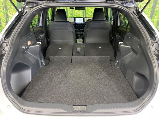 ���i�̂���������ʋ΁A���}���ɏ\���ȉ׎��X�y�[�X���m�ۂ��Ă���܂��B�Z�J���h�V�[�g��|���ƁA�傫�ȉו��̐ύڂ��\�ł���