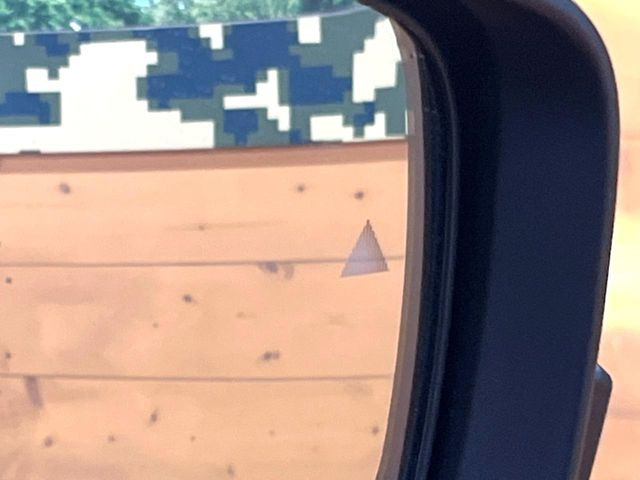 【ブラインドスポットモニター】走行中、ドアミラーの死角になりやすい箇所に後続車が接近するとサイドミラーのレンズに警告を表示!ドライバーに注意喚起をしてくれます。