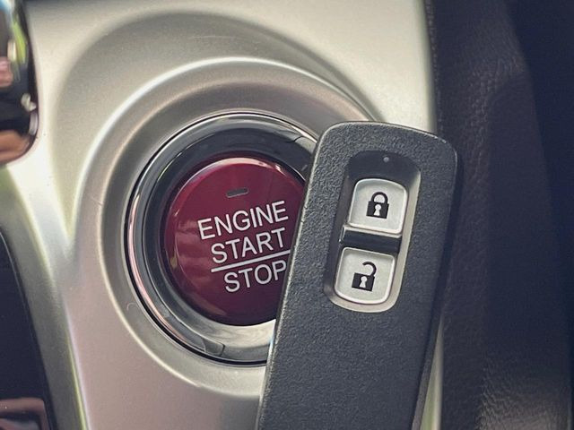 �yHonda�X�}�[�g�L�[�z�J�o����|�P�b�g�ɓ��ꂽ�܂܂ł��h�A�̎{���E�������\�ȃX�}�[�g�L�[�𑕔��B�G���W���̃I���E�I�t�����J�M�����o���K�v����������Ƃ��Ă��֗��ł���