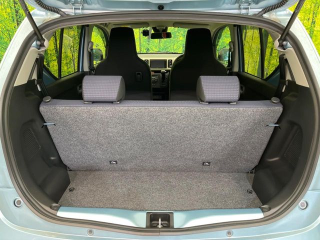 ���i�̂���������ʋ΁A���}���ɏ\���ȉ׎��X�y�[�X���m�ۂ��Ă���܂��B�Z�J���h�V�[�g��|���ƁA�傫�ȉו��̐ύڂ��\�ł���