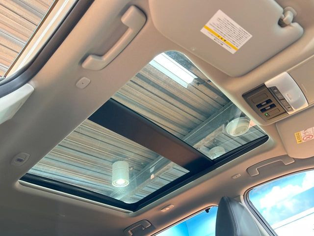 【サンルーフ】開放感たっぷりの希少装備、サンルーフが装着されています!車内に明かりを取り入れたり景色を楽しむ以外にも、車内の空気も簡単に換気できて快適です!