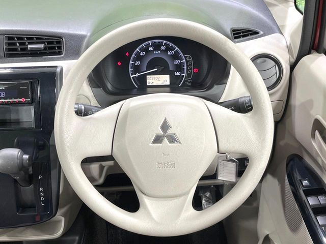 �C���e���A�ɍ��킹���f�U�C���̃X�e�A�����O�́A�^�]�������̂��Ƃ��l���A�^�]���₷���`��A�傫���ł��B�����x�A���ۂɐG���Ă��m���߂��������B