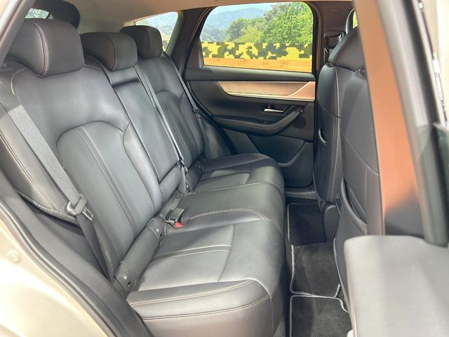 後部座席も気になるようなキズ・汚れやへたり等、大きなダメージはなく、良好な状態です。