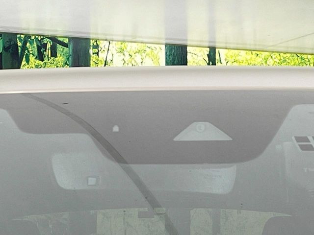 【i-ACTIVESENSE】走行中に前方の車両等を認識し、衝突しそうな時は警報とブレーキで衝突回避と被害軽減をアシスト。より安全にドライブをお楽しみいただけます。